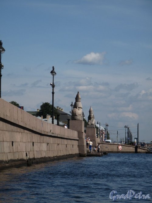 Вид набережной у пристани со Сфинксами от спуска у Благовещенского моста. Фото 2011 г.