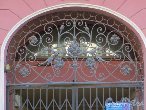 наб. канала Грибоедова, дом 69. Верхняя часть ворот во двор. Фото 12 марта 2014 года.