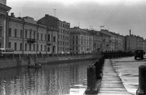 Нечетная сторона набережной реки Мойки в районе Мошкова переулка. (Дома 21-7). Фото 1979 года.