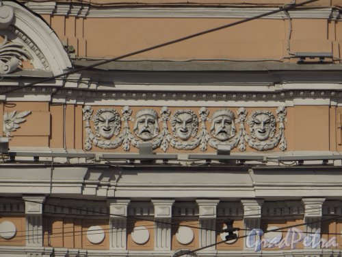 Набережная реки Фонтанки, дом 3. Цирк Чинизелли. Фрагмент центральной части фасада. Фото 19 марта 2014 года.