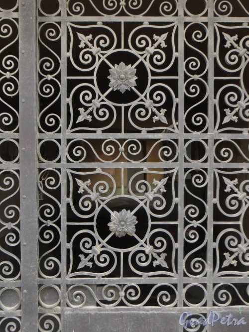 набережная канала Грибоедова, дом 107 / Театральная площадь, дом 6. Фрагмент ограды ворот со стороны набережной. Фото 24 марта 2014 года.
