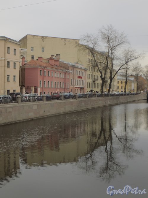 набережная канала Грибоедова , дом 102. Общий вид зданий на участке. Фото 24 марта 2014 года.