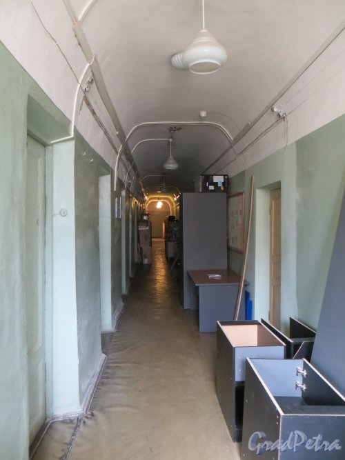 набережная реки Мойки, дом 120. Общий вид коридора 2 этажа дворовой части здания. Фото 10 июня 2014 года.