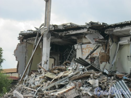 Наб. Обводного кан., дом 118, литера У. Фрагмент здания во время сноса. Фото 3 июля 2014 г.