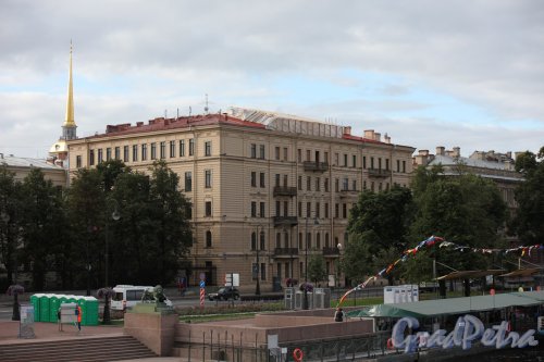 Адмиралтейская набережная, дом 6. Общий вид здания. Фото 30 августа 2014 года.