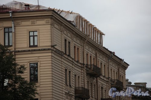 Адмиралтейская набережная, дом 6. Строительные работы на крыше здания. Фото 30 августа 2014 года.