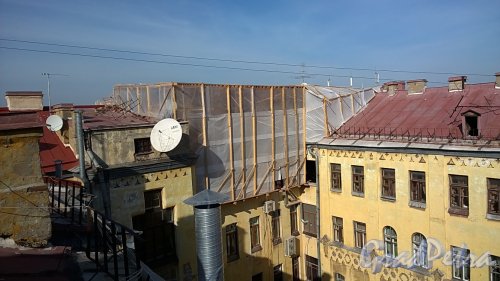 Адмиралтейская набережная, дом 6. Вид крыши, выходящей на набережную со стороны двора. Фото 21 сентября 2014 года.