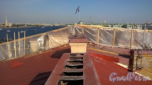 Адмиралтейская набережная, дом 6. Строительные работы на чердаке здания со стороны Адмиралтейской набережной. Вид с крыши. Фото 21 сентября 2014 года.