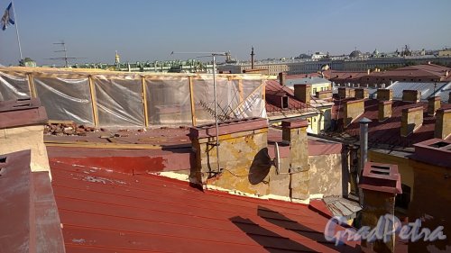 Адмиралтейская набережная, дом 6. Строительные работы на чердаке здания со стороны Адмиралтейской набережной. Скат крыши со стороны двора. Фото 21 сентября 2014 года.