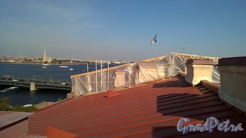 Адмиралтейская набережная, дом 6. Строительные работы на чердаке здания со стороны Адмиралтейской набережной. Скат крыши со стороны набережной. Фото 21 сентября 2014 года.