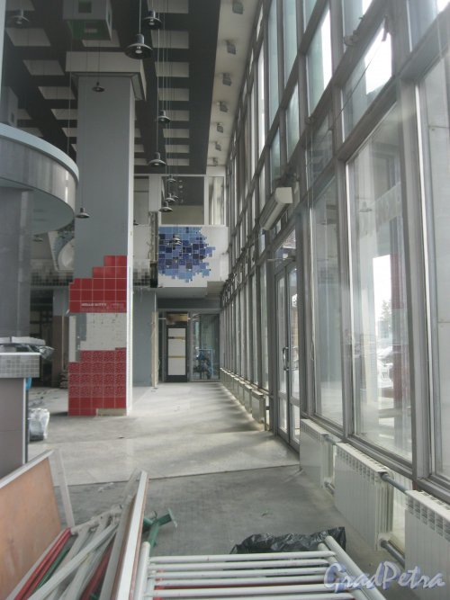Пироговская наб., дом 21 (БЦ «Нобель»). Вид 1 этажа после выезда магазина. Фото 19 сентября 2014 г.