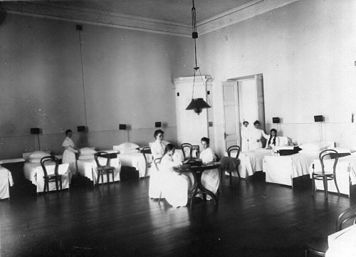 Петербургское училище ордена Св. Екатерины. Группа воспитанниц в дортуаре. Фото май 1908 года.