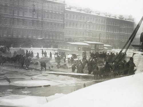 Набережная Фонтанки, дом 149 (в центре). Катастрофа на Египетском мосту. 20 января 1905 года.