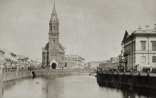 Набережная реки Мойки, дом 90 и вид на здание Реформатской церкви. Фото конца XIX века.
