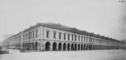 Старый Гостиный двор на набережной Малой Невы. Фото конца XIX века.