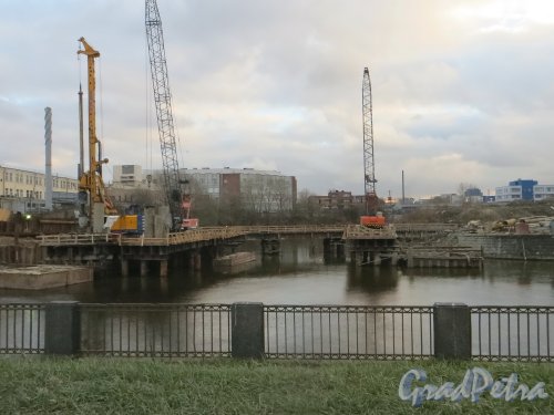 Строительство новой набережной Обводного канала на четной стороне в районе «Ковша». Фото 1 ноября 2014 года.