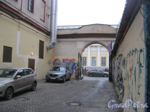 Наб. кан. Грибоедова, дом 7. Арка выезда из двора. Фото 17 декабря 2014 г.