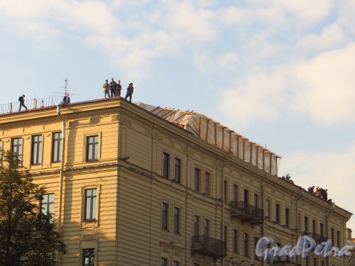 Адмиралтейская наб., дом 6. Жители Санкт-Петербурга на крыше дома провожают крейсер «Аврора» на ремонт в город Кронштадт. Фото 21 сентября 2014 года.