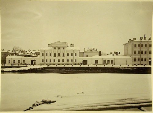 Общий вид здания Крестовоздвиженской общины сестер милосердия Российского общества Красного Креста и лечебницы для приходящих больных. Фото 1900 года
