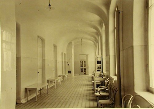 Коридор верхнего этажа больницы Крестовоздвиженской общины сестер милосердия Российского общества Красного Креста. Фото 1900 года