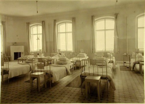 Внутренний вид палаты в больнице Крестовоздвиженской общины сестер милосердия Российского общества Красного Креста. Фото 1900 года