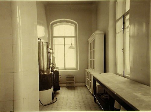 Стерилизационная комната в больнице Крестовоздвиженской общины сестер милосердия Российского общества Красного Креста. Фото 1900 года