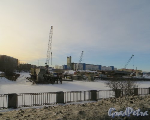 Строительство нового моста на чётной стороне набережной Обводного канала через «ковш» Фото 11 февраля 2015 года.