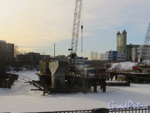 Строительство устоев нового моста через «Французский ковш» Обводного канала. Фото 11 февраля 2015 года.