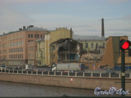 Пироговская наб., дом 11. Вид на частично снесённое здание с Сампсониевского моста. Фото 27 апреля 2015 г.