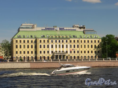 Пироговская набережная, дом 9. Общий вид здания со стороны Петроградской набережной. Фото 30 мая 2015 года.