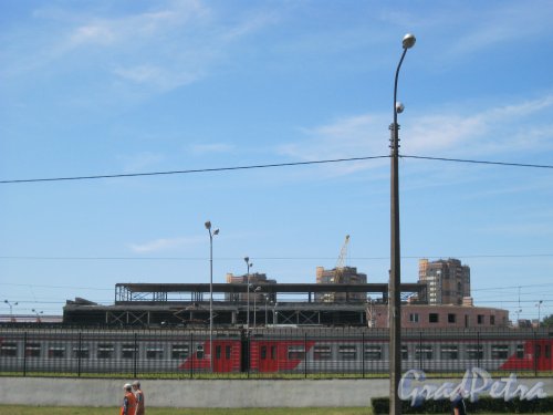 Наб. Обводного канала, дом 120. Строящееся здание музея ж/д. Вид с Митрофаньевского шоссе. Фото 3 июля 2015 г.