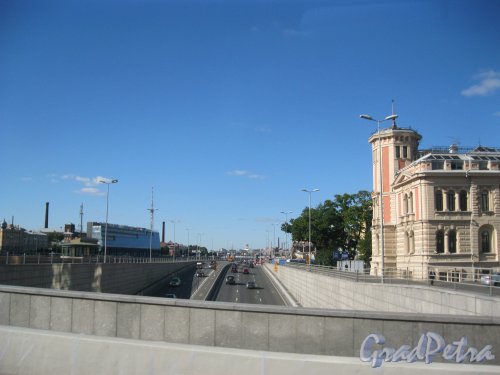 Пироговская наб. Общий вид с Сампсониевского моста. Фото 18 августа 2015 г.