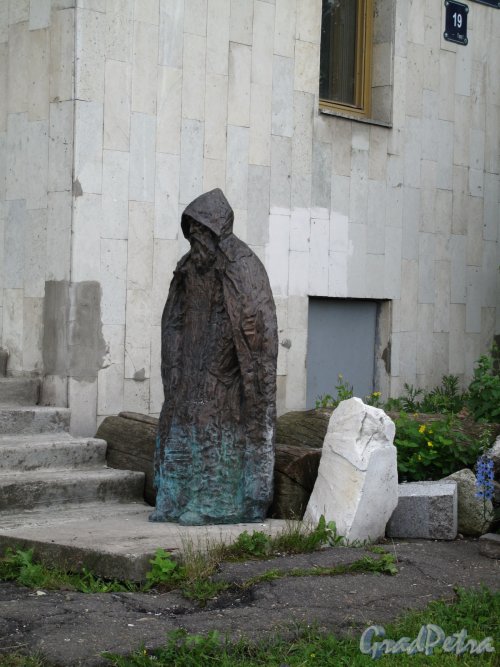 Морская наб., д. 19. Декоративная скульптура "Монах" в придомовом сквере. фото июль 2014 г.