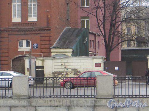 набережная Обводного канала, дом 179, литера А. Фрагмент фасада здания со стороны Обводного канала. Фото 11 марта 2015 года.