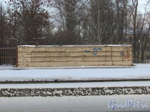 набережная Обводного канала, дом 9, литера А. Фрагмент ограды. Фото 5 января 2016 года.