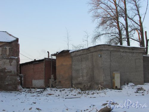 Синопская набережная, дом 66. Участок после сноса лицевого здания. Сооружения, примыкающие к дому №68. Фото 5 января 2016 года.
