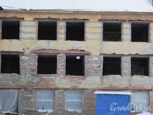 Синопская набережная, дом 66. Участок после сноса лицевого здания. Фрагмент фасада дворового флигеля. Фото 5 января 2016 года.