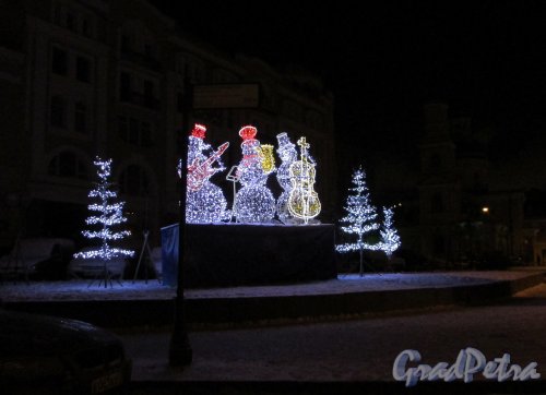 Новогоднее украшение в сквере на углу набережной реки Фонтанки и улицы Белинского. Фото 5 января 2016 года.