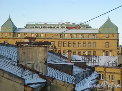 В.О., Наб. Адмирала Макарова, д. 30 / Малый пр. В.О., д. 1. Фрагмент здания. Вид с крыши дома 26. Фото 30 декабря 2015 г.