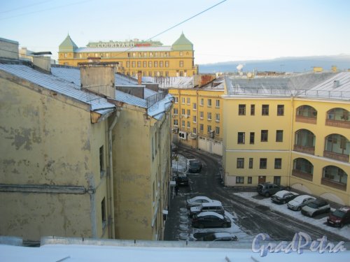 В.О., наб. Адмирала Макарова, дом 26. Фрагмент внутреннего двора. Вид с крыши. Фото 30 декабря 2015 г.