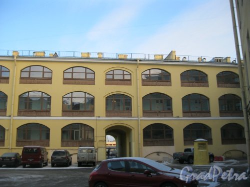 В.О., наб. Адмирала Макарова, дом 26. Вид на 3-этажную часть дома, выходящую фасадом на набережную. Фото 30 декабря 2015 г.