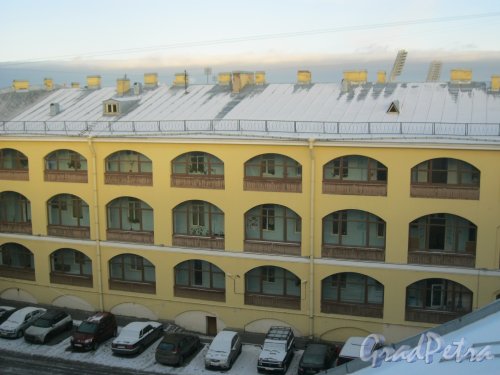 В.О., наб. Адмирала Макарова, дом 26. Вид на 3-этажную часть дома, выходящую фасадом на набережную с крыши 4-этажной части дома. Фото 30 декабря 2015 г.