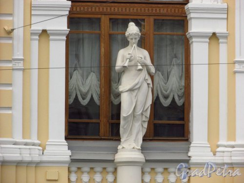 набережная реки Фонтанки, дом 3, литера А. Левая женская скульптура на фасаде цирка Чинизелли после реставрации. Фото 29 января 2016 года.
