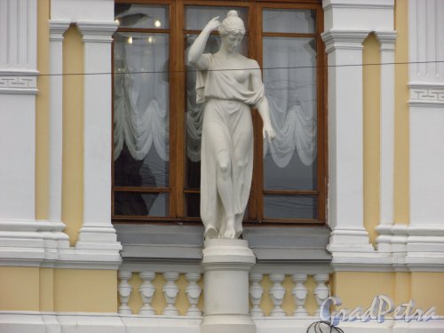 набережная реки Фонтанки, дом 3, литера А. Центральная женская скульптура на фасаде цирка Чинизелли после реставрации. Фото 29 января 2016 года.
