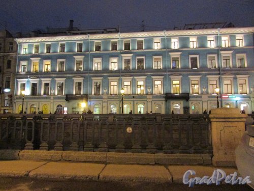 набережная канала Грибоедова, дом 16 / Невский проспект, дом 30. Фасад здания со стороны канала ГРибоедова в ночном освещении. Фото 10 марта 2016 года.