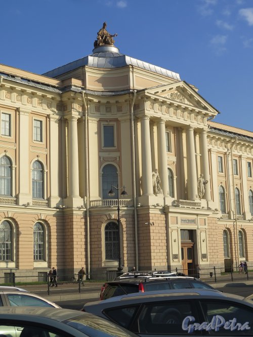 Университетская наб., д. 17. Здании Академии художеств. Центральная часть фасада с набережной. Фото сентябрь 2014 г.