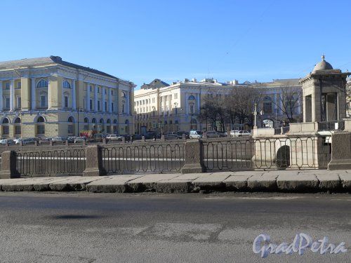 Западная часть площади Ломоносова. Вид с противоположенной стороны реки Фонтанки. Фото март 2015 г.