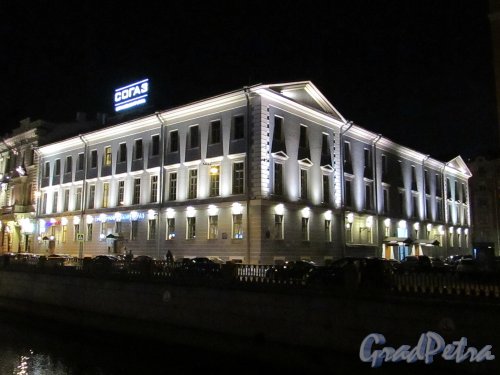 набережная канала Грибоедова, дом 11 / Чебоксарский переулок, дом 1. Общий вид здания страховой группы «Согаз» ночью. Фото 18 октября 2016 года.