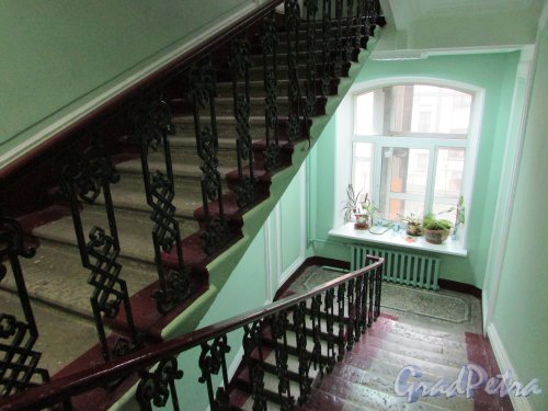 набережная канала Грибоедова, дом 19. Балясины парадной лестницы. Фото 20 октября 2016 года.