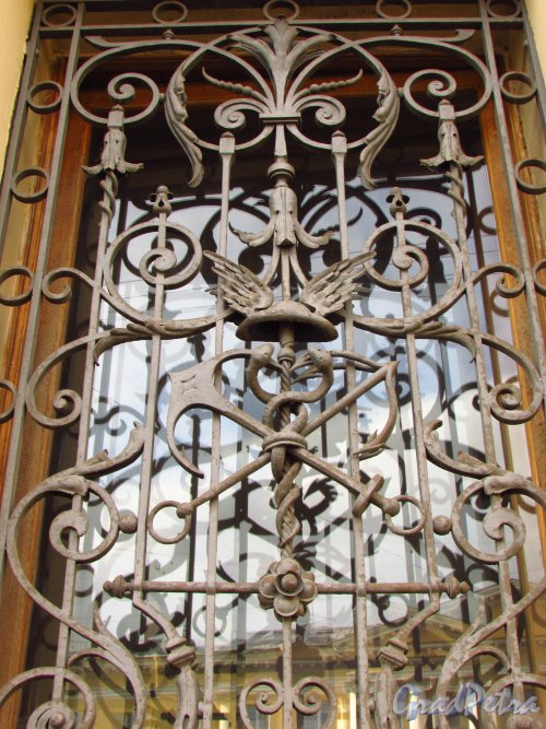 набережная канала Грибоедова, дом 13. Решетка окна первого этажа с кинжалом Меркурия и гербом Санкт-Петербурга. Фото 20 октября 2016 года.